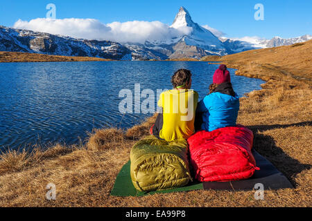 Tenda vicino Cervino durante la mattina presto con relfection StelliSee in Zermatt, Svizzera Foto Stock