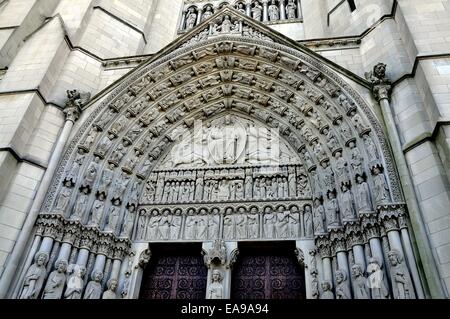 NYC: Elaborare il neo-gotico le porte di ingresso e di Cristo nella maestà del timpano al Riverside chiesa costruita da John D. Rockefeller Foto Stock