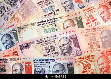 Una disposizione di rupie indiane carta moneta con tutti i progetti attuali di ciascuna delle denominazioni rappresentate. Foto Stock