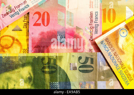 Un set di disposti di usato, legale, Franco svizzero moneta note. Il 10, 20 e 50 franchi le denominazioni sono tutti presenti. Foto Stock