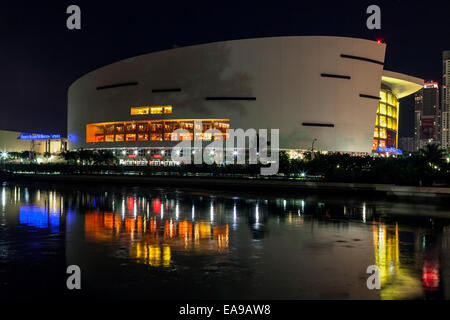 Tempo di notte vista attraverso l'acqua di windows sul lato nord della American Airlines Arena su Biscayne Blvd. a Miami, Florida, Stati Uniti d'America. Foto Stock