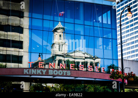 Dettaglio del Tennessee Performing Arts Center marquee digitale in Nashville TN con un riflesso del Campidoglio il vetro Foto Stock