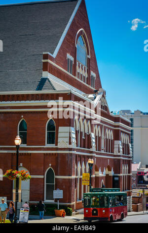 Un turista carrello opinioni famoso punto di riferimento, il Ryman Auditorium, la casa originale del Grand Ole Opry a Music City, Nashville, TN Foto Stock