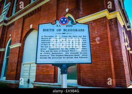 Segno storico di fronte al famoso punto di riferimento, il Ryman Auditorium, note la nascita di Bluegrass in Music City, Nashville, TN Foto Stock