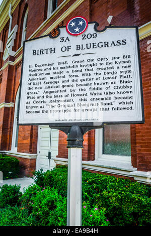 Segno storico di fronte al famoso punto di riferimento, il Ryman Auditorium, note la nascita di Bluegrass in Music City, Nashville, TN Foto Stock