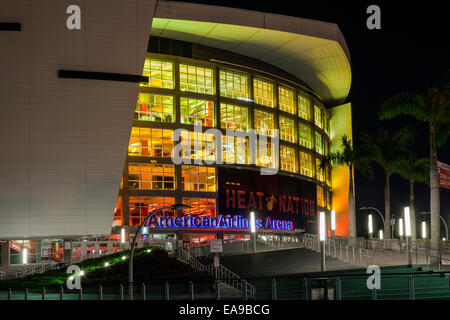 Notte Vista di tempo di entrata e i passi per la American Airlines Arena su Biscayne Blvd. a Miami, Florida, Stati Uniti d'America. Foto Stock