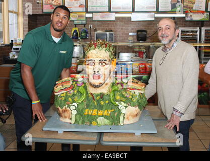 College giocatore di football NFL Draft superiore prospettiva Anthony Barr svela una vita-dimensioni cibo statua fatta dalla metropolitana di verdure fresche opzioni. Anche sulla mano è Eric LeGrand, pensionato calcio affrontare difensivo, per servire come Barr il inductee, alla metropolitana ristorante Foto Stock