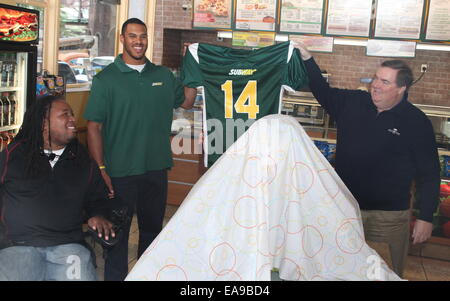 College giocatore di football NFL Draft superiore prospettiva Anthony Barr svela una vita-dimensioni cibo statua fatta dalla metropolitana di verdure fresche opzioni. Anche sulla mano è Eric LeGrand, pensionato calcio affrontare difensivo, per servire come Barr il inductee, alla metropolitana ristorante Foto Stock