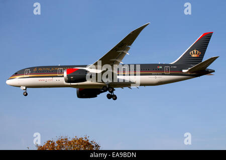 Royal Jordanian Boeing approcci 787-8 pista 27L all'Aeroporto di Londra Heathrow. Foto Stock