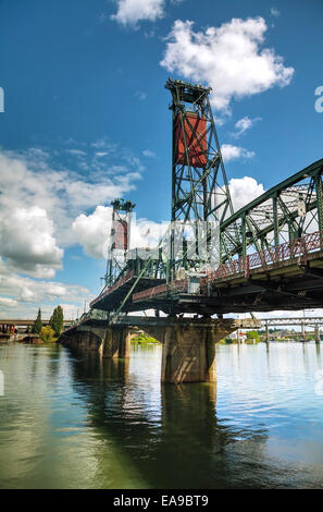 Panoramica di Hawthorne ponte levatoio a Portland, Oregon Foto Stock