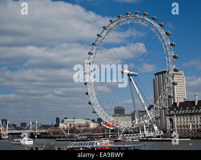 Il fiume Tamigi guardando verso la London Eye Foto Stock