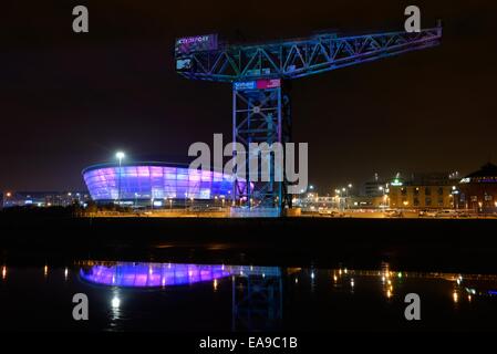 Glasgow, Scotland, Regno Unito. 09Nov, 2014. Glasgow illumina il Finnieston gru per celebrare Mtv European Music Awards che si è tenuto in SSE idro. Foto Stock