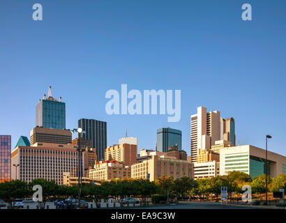 Il centro della città di Dallas di sera Foto Stock