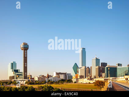 Panoramica del centro di Dallas di sera Foto Stock