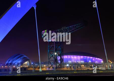 Glasgow, Scotland, Regno Unito. 09Nov, 2014. Glasgow illumina il Finnieston gru per celebrare Mtv European Music Awards che si è tenuto in SSE idro. Foto Stock