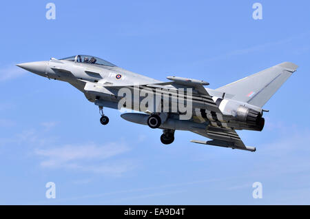 Eurofighter Typhoon FGR4 aerei operati da RAF decollare per display a Farnborough Airshow internazionale 2014 Foto Stock