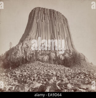 Devil's Tower. Dal lato ovest che mostra di milioni di tonnellate di roccia caduti. Torre 800 piedi alto dalla sua base, circa 1890 Foto Stock