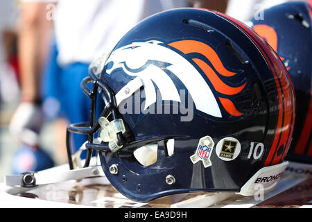9 Novembre 2014: Denver Broncos wide receiver Emmanuel Sanders (10) Casco attende il proprietario di ritorno durante la prima metà del NFL partita di calcio tra la Denver Broncos e Oakland Raiders a O.co Coliseum a Oakland, in California. Denver Broncos portano la Oakland Raiders al tempo di emisaturazione 20 a 10. Foto Stock