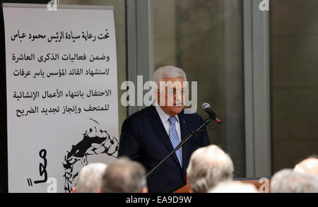 Ramallah. 9 Nov, 2014. Il presidente palestinese Mahmoud Abbas (C) parla all'apertura di un museo del tardo leader palestinese Yasser Arafat in Cisgiordania città di Ramallah, nov. 9, 2014. Credito: Piscina/Abbas Momani/Xinhua/Alamy Live News Foto Stock