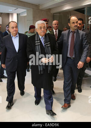 Ramallah. 9 Nov, 2014. Il presidente palestinese Mahmoud Abbas (C) arriva per l'apertura di un museo del tardo leader palestinese Yasser Arafat in Cisgiordania città di Ramallah, nov. 9, 2014. Credito: Piscina/Abbas Momani/Xinhua/Alamy Live News Foto Stock