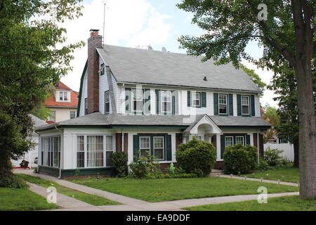 Olandese revival coloniale casa, Hollis Park Gardens, Queens, a New York Foto Stock