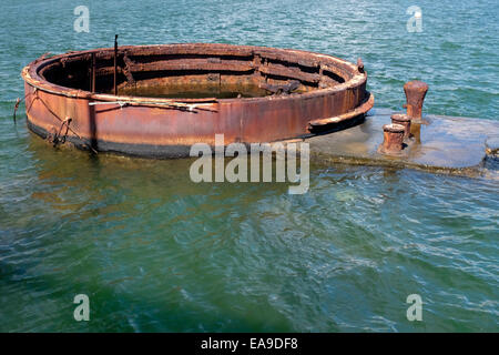 Fumaiolo arrugginiti di USS Arizona a USS Arizona Memorial, Pearl Harbor, Hawaii Foto Stock