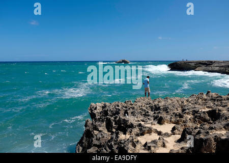 Uomo sulla North Shore, Oahu Island, Hawaii Foto Stock