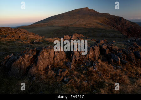 Y Garn all'alba, Devil's Kitchen, Parco Nazionale di Snowdonia, Wales, Regno Unito Foto Stock