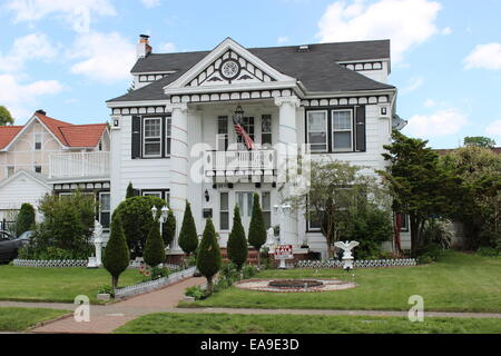 Revival coloniale casa, Hollis Park Gardens, Queens, a New York Foto Stock