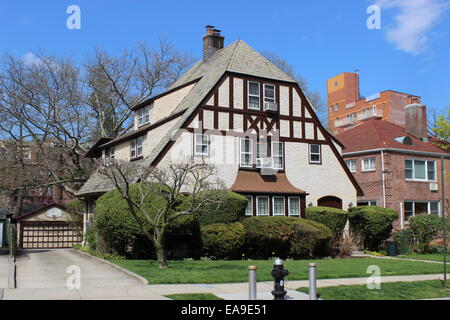 Casa Neo-Tudor, Kew Gardens, Queens, a New York Foto Stock