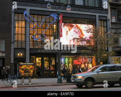 American Eagle Outfitters Storefront al crepuscolo, NYC, STATI UNITI D'AMERICA Foto Stock