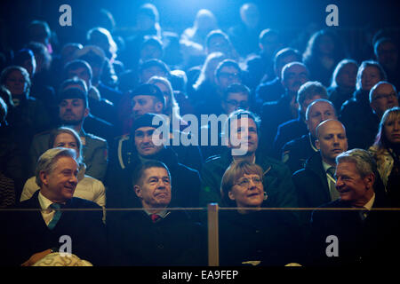 Berlino, il Cancelliere tedesco Angela Merkel e il marito Joachim Sauer. 9 Nov, 2014. (R-L) Presidente tedesco Joachim Gauck, il Cancelliere tedesco Angela Merkel e il marito Joachim Sauer, e il sindaco di Berlino Klaus Wowereit partecipare ad una celebrazione per la Commemorazione del XXV anniversario della caduta del muro di Berlino davanti alla Porta di Brandeburgo a Berlino nov. 9, 2014. Credito: Zhang ventola/Xinhua/Alamy Live News Foto Stock