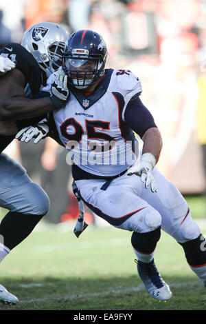 9 Novembre 2014: Denver Broncos difensivo fine Derek Wolfe (95) precipita il Passirio durante la NFL partita di calcio tra la Denver Broncos e Oakland Raiders a O.co Coliseum a Oakland, in California. Denver Broncos sconfitto Oakland Raiders da 41 a 17. Foto Stock