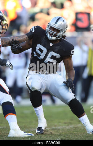 9 Novembre 2014: Oakland Raiders difensivo fine Denico Autry (96) in azione durante la NFL partita di calcio tra la Denver Broncos e Oakland Raiders a O.co Coliseum a Oakland, in California. Denver Broncos sconfitto Oakland Raiders da 41 a 17. Foto Stock