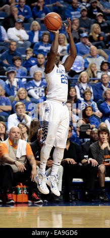 Nov. 9, 2014 - Lexington, KY, Stati Uniti d'America - Kentucky Wildcats guard Dominique Hawkins (25) ha colpito un 3-puntatore come l'Università di Kentucky ha giocato Georgetown College di Rupp Arena di Lexington, KY., Domenica, 9 novembre 2014. Questa è la prima metà di azione. Foto di Charles Bertram | Personale. (Credito Immagine: © Lexington Herald-Leader/ZUMA filo) Foto Stock