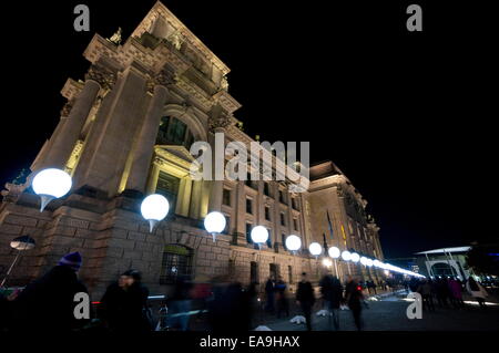 Berlino, Germania. 9 Nov, 2014. La luce di "frontiera" vicino al ReichstagsgebÃ¤ude, sede del parlamento tedesco a Berlino. Per il venticinquesimo anniversario della caduta del muro di Berlino, migliaia di illuminato palloncini bianchi ripercorrere il percorso del Muro di Berlino per 15.3km attraverso il cuore della città. Il 'Lichtgrenze' ('confine di luce") è un'installazione temporanea e rimarrà dal 7 al 9 novembre. In una cerimonia poco prima delle 7 di pomeriggio di novembre 9th, i palloncini saranno rilasciati nel cielo notturno. (Credito immagine: © Harald Franzen/ZUMAPRESS. Credito: ZUMA Press, Inc./Alamy Live News Foto Stock