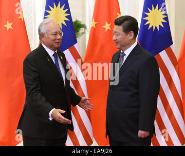 Pechino, Cina. Decimo Nov, 2014. Il presidente cinese Xi Jinping (R) incontra il primo ministro della Malaysia, Najib Razak a Pechino, Cina, nov. 10, 2014. Credito: Ma Zhancheng/Xinhua/Alamy Live News Foto Stock