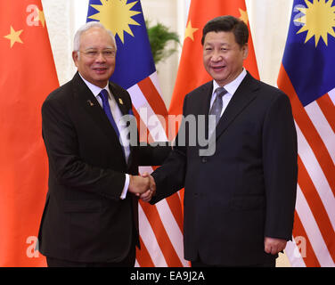 Pechino, Cina. Decimo Nov, 2014. Il presidente cinese Xi Jinping (R) incontra il primo ministro della Malaysia, Najib Razak a Pechino, Cina, nov. 10, 2014. Credito: Ma Zhancheng/Xinhua/Alamy Live News Foto Stock