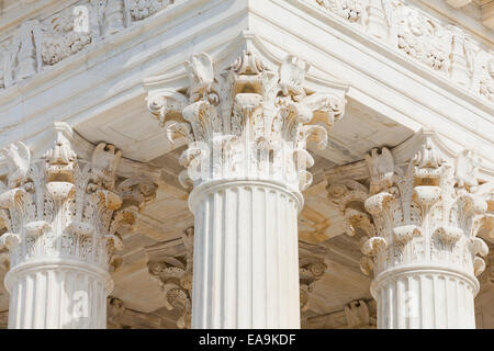 Capitello corinzio colonna capi sulla Corte suprema edificio - Washington DC, Stati Uniti d'America Foto Stock