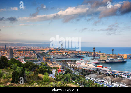 Vista dalla collina di Montjuic sulla città di Barcellona al tramonto in Catalogna, Spagna. Foto Stock