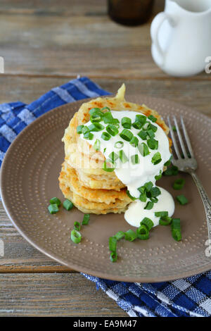 Fritti frittelle di patate con panna acida, cibo Foto Stock