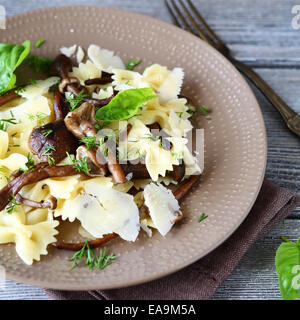 Pasta fresca con funghi e verdure Foto Stock