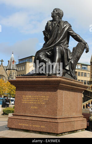 Vista la statua in bronzo di Robert Burns e lucidati a Peterhead piedistallo di granito in Albert Square, Scozia Foto Stock