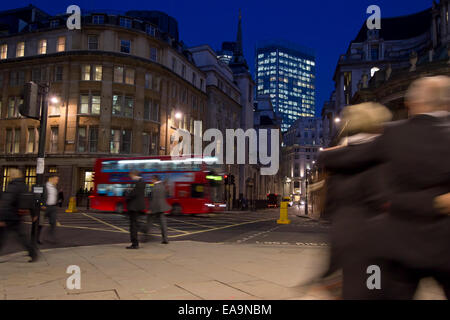 Le strade della città di Londra di notte - motion blur per un irriconoscibile di persone - La posizione è di giunzione Lothbury e Moorgate. Foto Stock