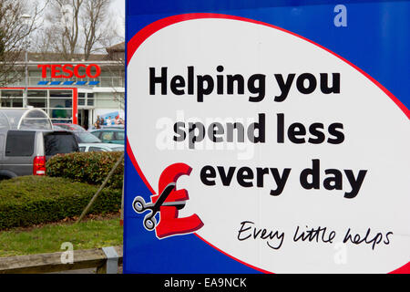 Negozio Tesco e slogan pubblicitario, aiutandoti a spendere meno ogni giorno, Taunton, Somerset. Tesco plc è il più grande negozio di vendita al dettaglio Foto Stock