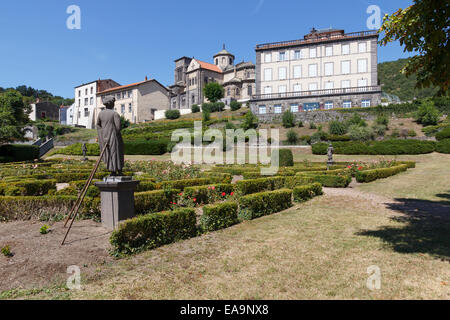 Giardini pubblici ed edifici tra cui il Museo Civico e la chiesa in Volvic, Puy-de-Dome, Auvegne, Francia - una città famosa f Foto Stock