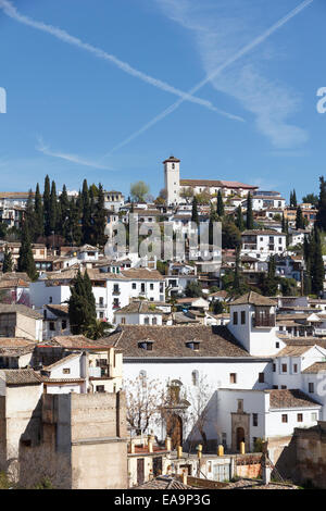 Albaicin (Albayzin) visto dai pendii sotto l'Alhambra di Granada, Spagna. Sulla collina si trova la chiesa di San Nicola, Iglesia Foto Stock