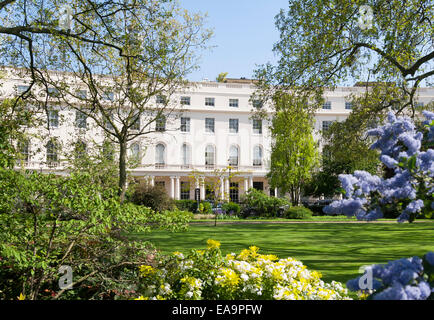 I giardini di fronte a John Nash architettura Regency di Park Crescent, Regents Park, Londra Foto Stock