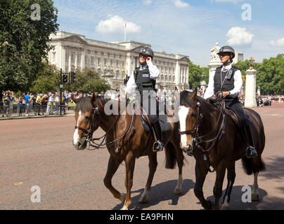 Due femminile a cavallo a Buckingham Palace di Londra Foto Stock