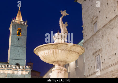Founain e Duomo in Piazza Arringo al crepuscolo, Ascoli Piceno, Le Marche, Italia Foto Stock